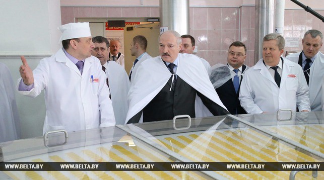 Александр Лукашенко во время посещения "Коммунарки"