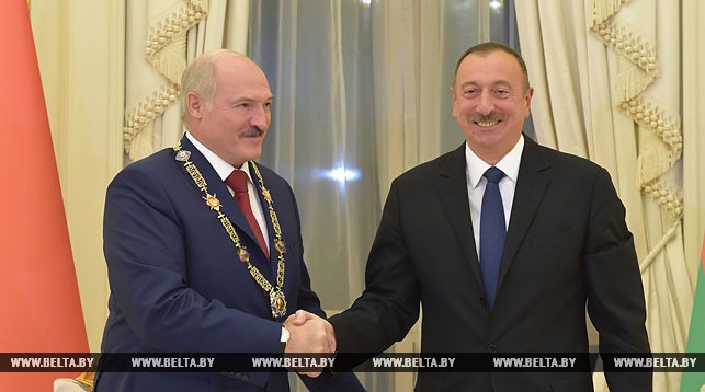 Александр Лукашенко и Ильхам Алиев. Фото во время награждения
