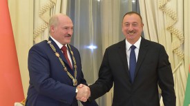 Александр Лукашенко и Ильхам Алиев. Фото во время награждения
