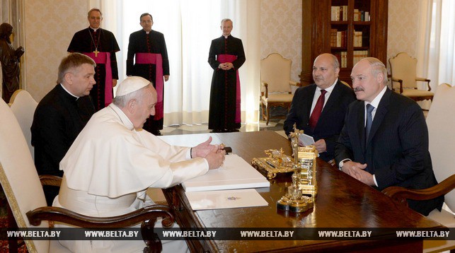 Папа Римский Франциск и Александр Лукашенко в ходе встречи в Ватикане