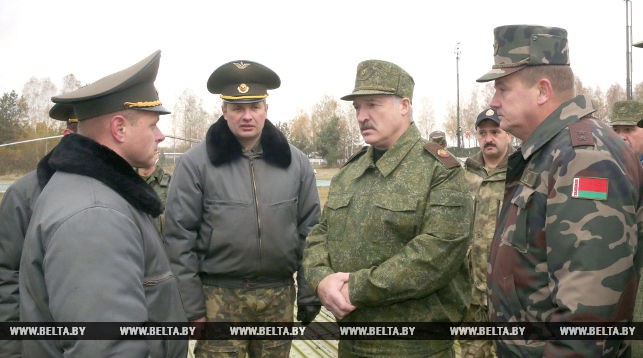 Александр Лукашенко во время посещения Обуз-Лесновского полигона