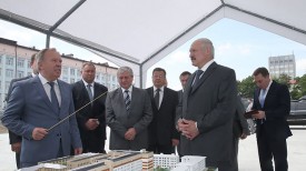 Александр Лукашенко знакомится с проектом детской больницы