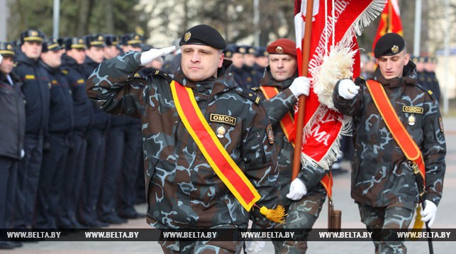Милиционеры торжественным маршем прошли по центру Гродно