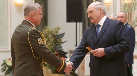 Александр Лукашенко вручает погоны генерал-лейтенанта Станиславу Засю