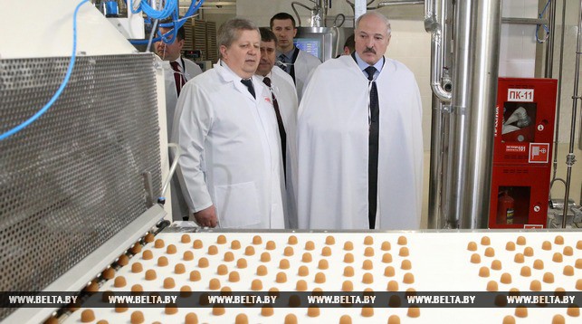 Александр Лукашенко во время визита на "Коммунарку"
