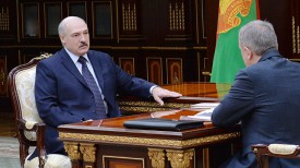Александр Лукашенко принимает с докладом Василия Жарко