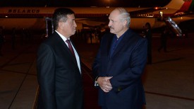 В аэропорту Александра Лукашенко встречал премьер-министр Кыргызстана Сооронбай Жээнбеков