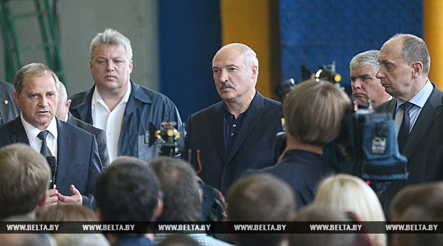 Александр Лукашенко во время встречи с коллективом предприятия