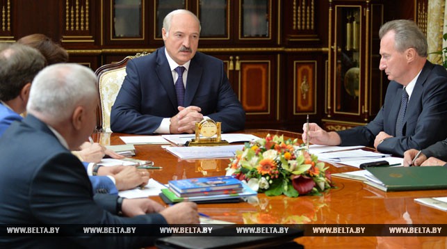 Александр Лукашенко заслушивает доклад