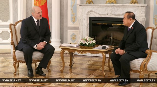 Александр Лукашенко и вице-премьер - министр обороны Таиланда Правит Вонгсуван