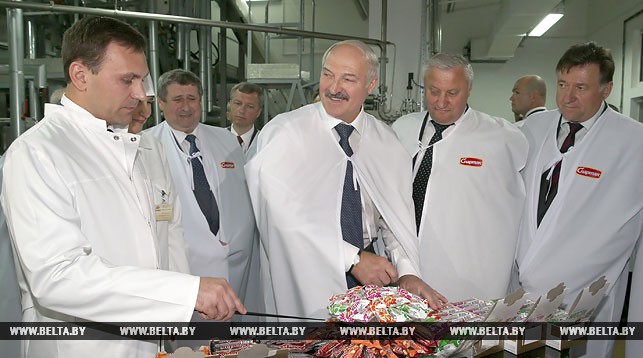 Александр Лукашенко на фабрике "Спартак"