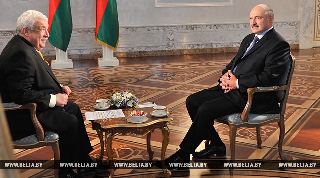 Первый заместитель генерального директора ТАСС Михаил Гусман и Александр Лукашенко во время интервью