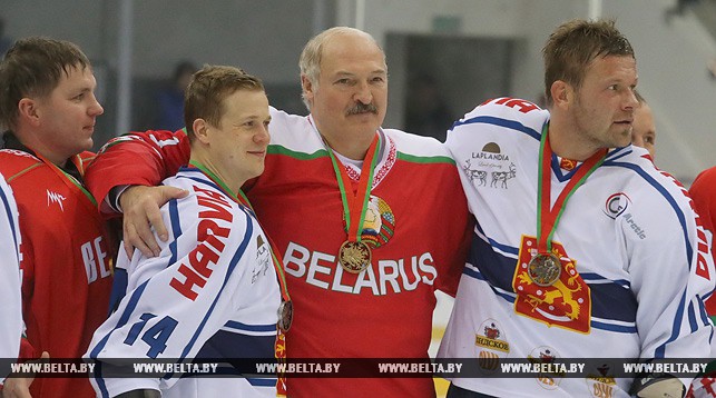 Александр Лукашенко с участниками финального матча