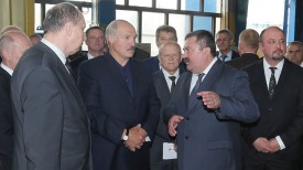 Александр Лукашенко во время посещения Волковысского завода КСОМ