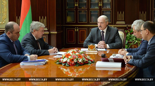 Александр Лукашенко заслушивает доклад