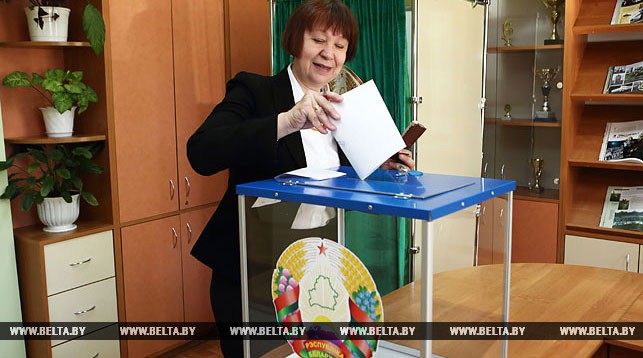 Людмила Пономарева приняла участие в досрочном голосовании на участке №10 Гродненского городского центрального округа №51