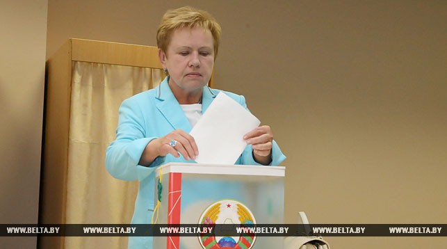 Лидия Ермошина досрочно проголосовала на участке №511 в Минске