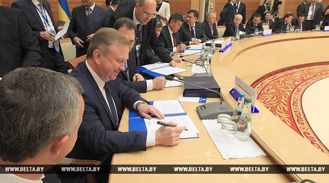 Премьер-министр Беларуси Андрей Кобяков во время подписания документов по итогам встречи
