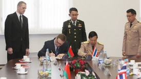 Игорь Быков и Навапол Дамронгпонг во время подписания соглашения