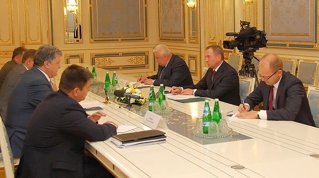 Во время встречи Петра Порошенко и Владимира Макея. Фото МИД