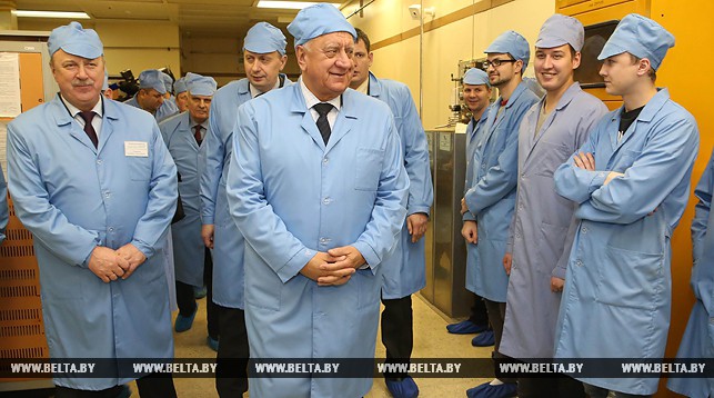 Михаил Мясникович во время посещения ОАО "Интеграл"