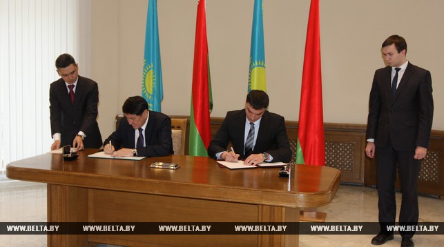 Ергали Булегенов и Сергей Наливайко во время подписания протокола