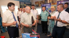 Леонид Анфимов во время посещения предприятия