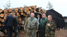 Леонид Анфимов во время посещения наиболее пострадавших от июльского урагана лесхозов