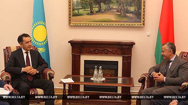 Первый заместитель премьер-министра Казахстана Бакытжан Сагинтаев и первый заместитель премьер-министра Беларуси Василий Матюшевский