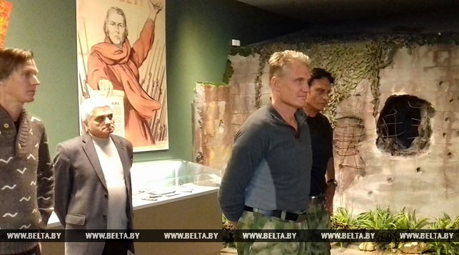 Дольф Лундгрен во время посещения Белорусского государственного музея истории Великой Отечественной войны