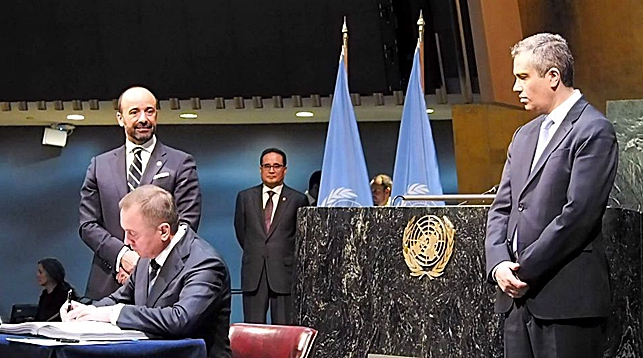 Владимир Макей подписывает Парижское соглашение по климату. Фото МИД