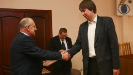 Анатолий Лемешонок вручает награду Максиму Гучеку