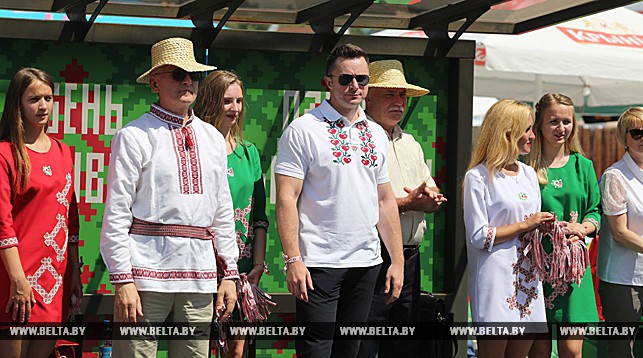 Борис Светлов и Андрей Беляков во время торжественного открытия "Дня вышиванки" в Минске