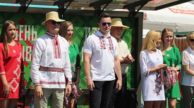 Борис Светлов и Андрей Беляков во время торжественного открытия &quot;Дня вышиванки&quot; в Минске