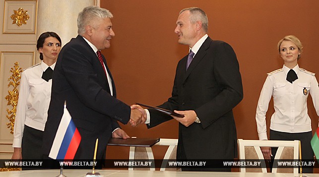 Владимир Колокольцев и Игорь Шуневич во время подписания документов по итогам встречи