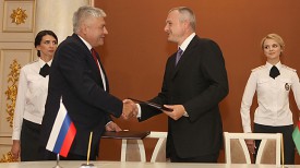 Владимир Колокольцев и Игорь Шуневич во время подписания документов по итогам встречи