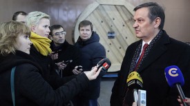 Анатолий Калинин общается с журналистами