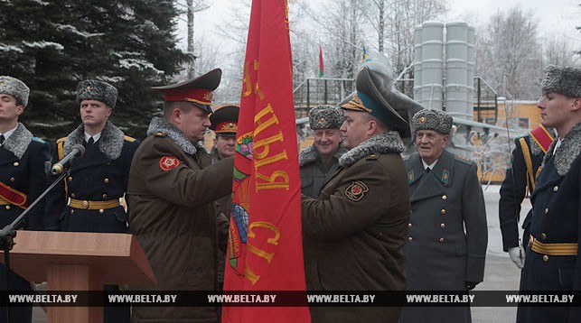 Андрей Равков вручает Олегу Двигалеву боевое знамя
