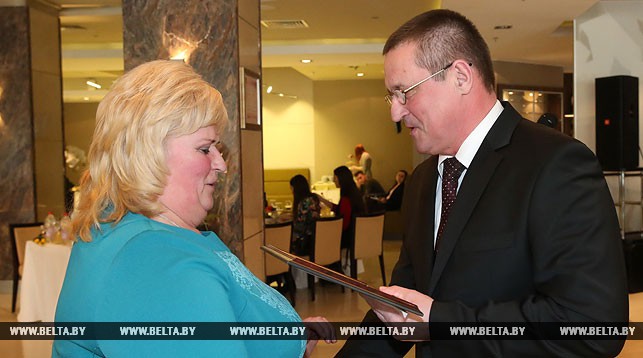 Министр сельского хозяйства и продовольствия Беларуси Леонид Заяц награждает Жанну Портецкую