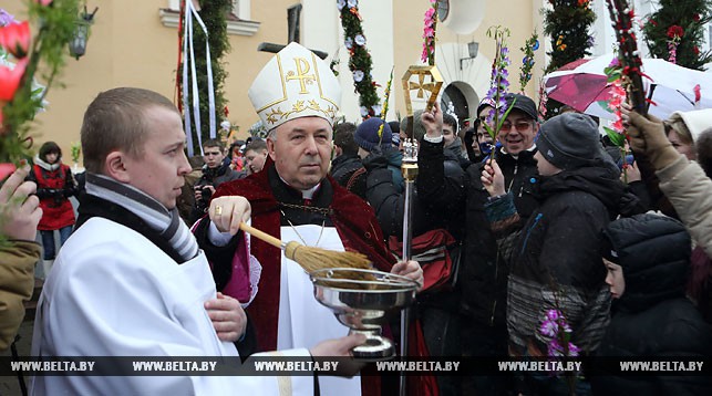 Архиепископ Гродненской католической епархии Александр Кашкевич освящает вербы