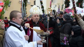 Архиепископ Гродненской католической епархии Александр Кашкевич освящает вербы