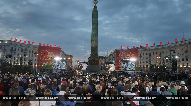 Праздничный концерт Президентского оркестра Республики Беларусь "А память священна" проходит на площади Победы в Минске