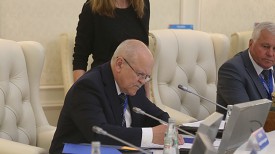 Леонид Анфимов во время подписания документов
