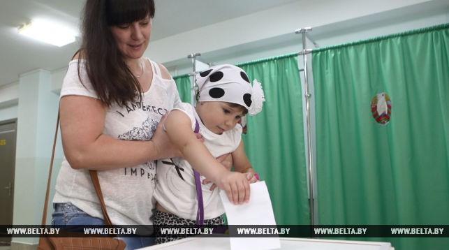 Принимает участие в голосовании Наталья Воронко с дочерью Миланой.