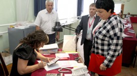 Международные наблюдатели от СНГ Наталья Канунникова и Александр Дрынов проходят регистрацию на избирательном участке в Гомеле.