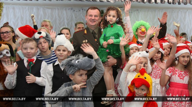 Андрей Равков с воспитанниками Андреевского детского дома