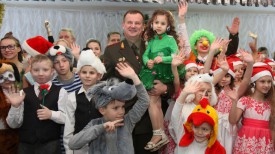 Андрей Равков с воспитанниками Андреевского детского дома
