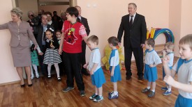 Семен Шапиро во время посещения нового детского сада