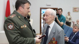 Сергей Афанасьев вручает награду Василию Хацулеву