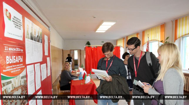 Наблюдатели от БДИПЧ ОБСЕ Ян Блажек, Игорь Чамов и переводчица Алина Сосновская на участке для голосования №14 в Витебске.